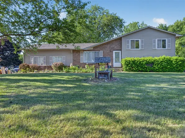 2471 Valley Church Dr, Clio, MI 48420