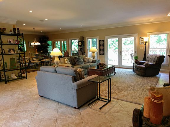 4th image of 610 Fox Dale Ln
