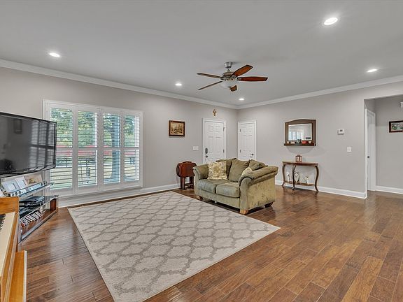 3rd image of 798 University Cir