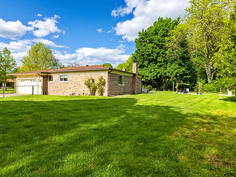 2140 Adrienne Dr — Photo 44