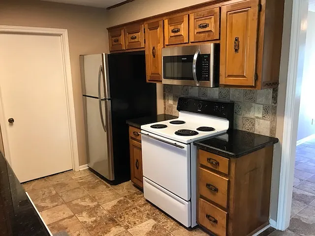 Cozy 3 Bedroom 2 Bath Home in Southwood Valley — Photo 4