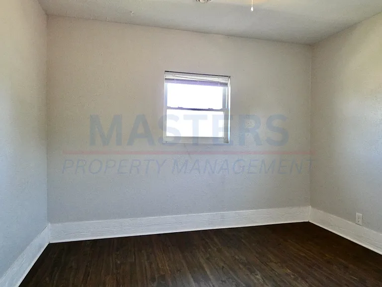 420 Barker St — Photo 6