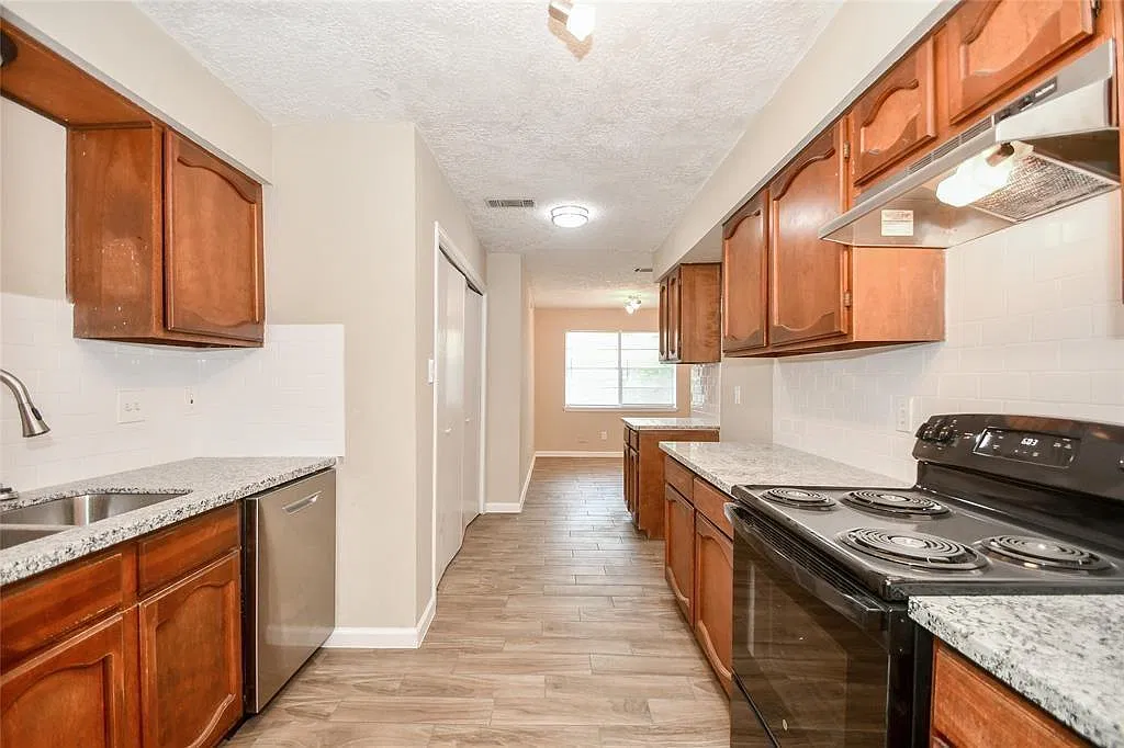3 bed, 3.0 bath, 2139 sqft, $2,000 — Photo 2