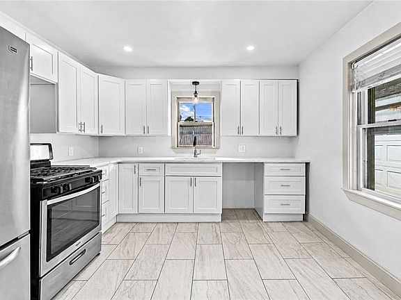 3rd image of 435 Auburn St