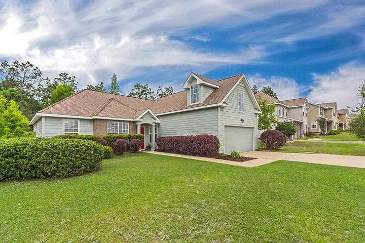 3 bed, 1795 sqft, $2,300 — Photo 2