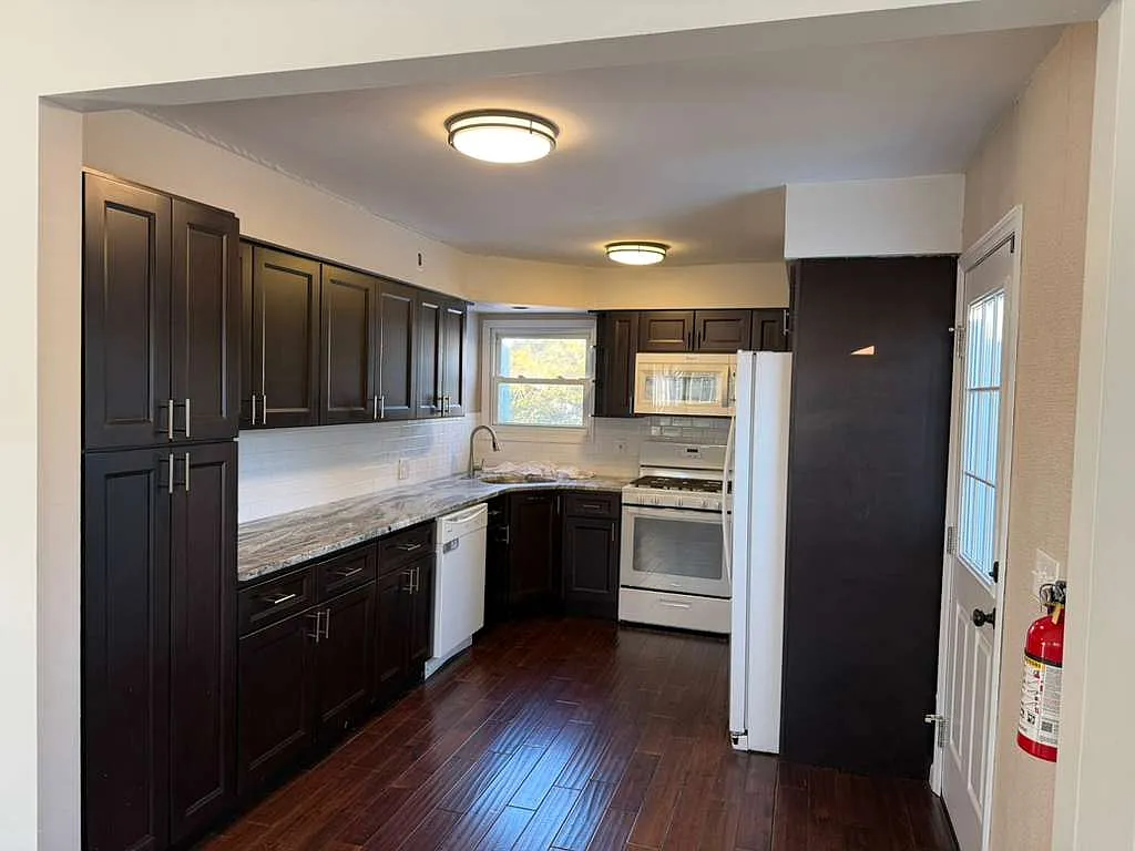 3 bed, 1488 sqft, $3,000 — Photo 2