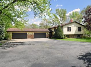 8900 Spring Green Ct, Cedar Rapids, IA 52411