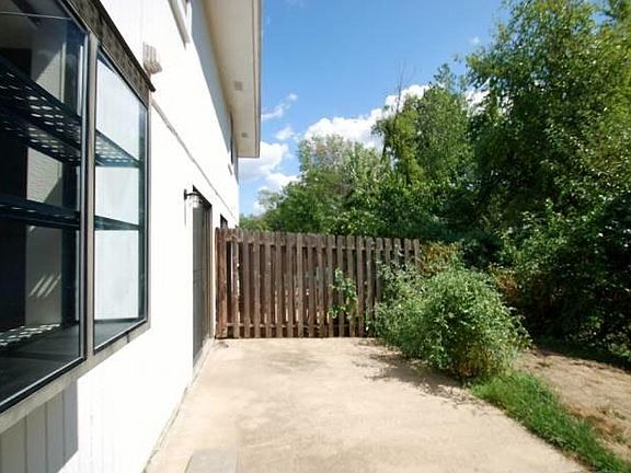 4th image of 412 NW Nottingham Ln