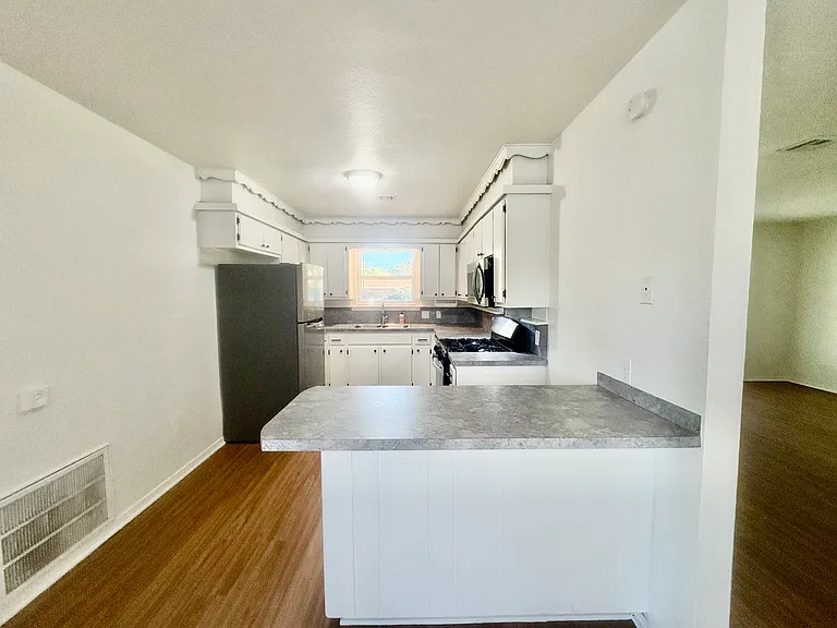 1321 W Pittsburg St — Photo 9