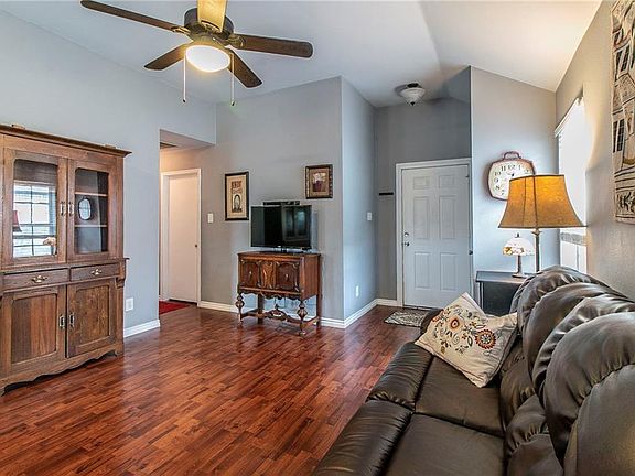 4th image of 1606 Parkwood Dr