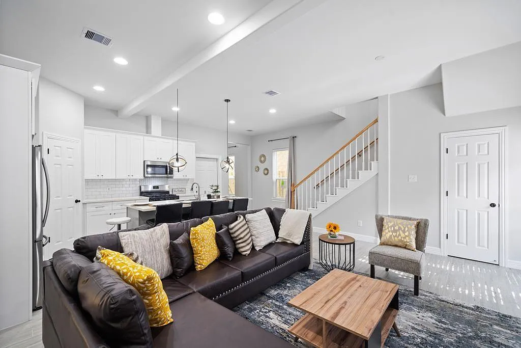 3 bed, 2.5 bath, 1673 sqft, $2,350 — Photo 3