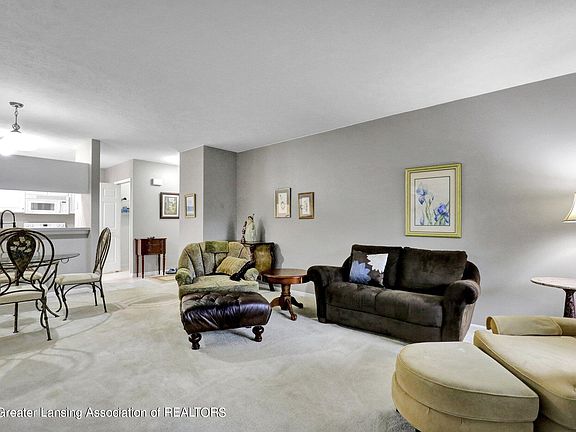3rd image of 918 Oakbrook Dr