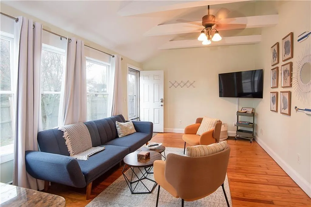 3 bed, 900 sqft, $2,750 — Photo 2