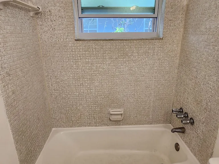 313 SE 10th Ave #3 — Photo 13