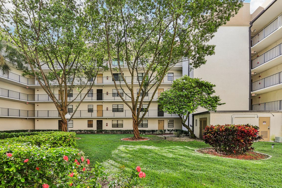 Woodlands Blvd-S1810-001.jpg