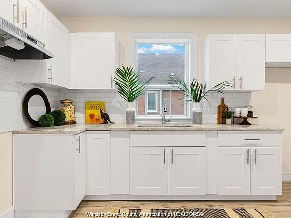 4th image of 1060 Langlois Ave