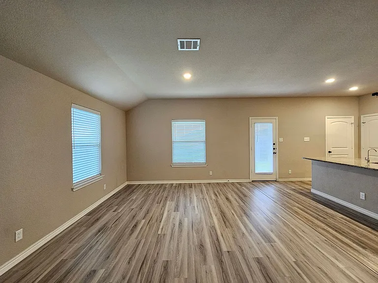 6811 Keechi Valley Dr — Photo 4