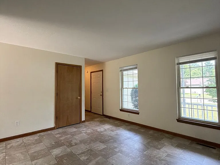 819 Colonial Manor Dr — Photo 1