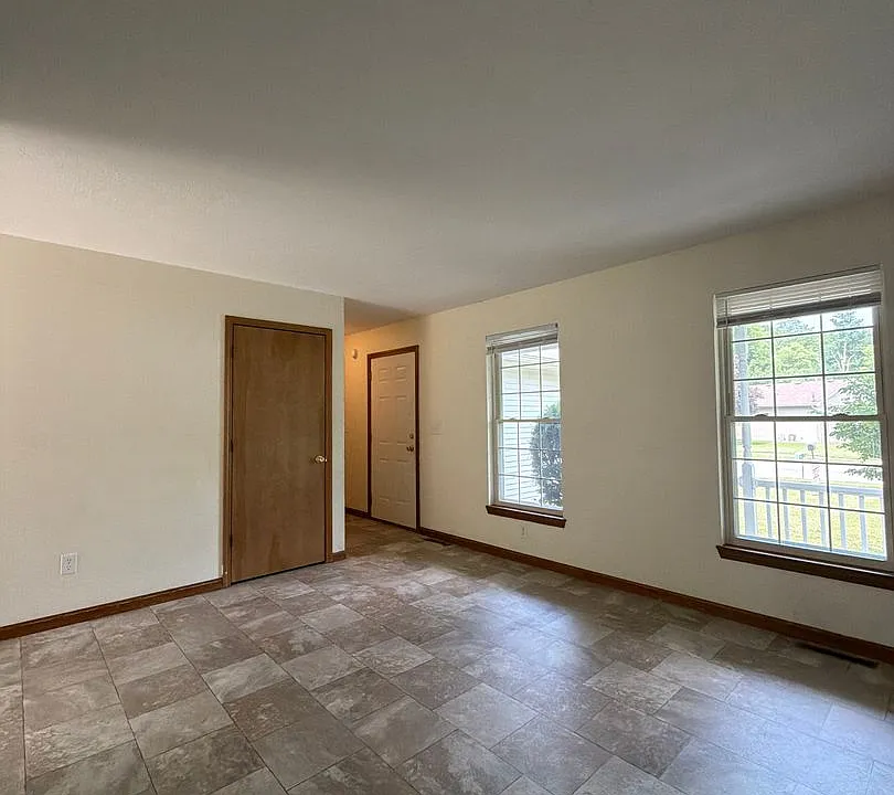 819 Colonial Manor Dr