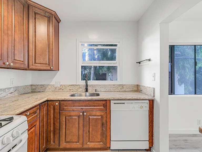 1122 S. Shenandoah St. — Photo 7