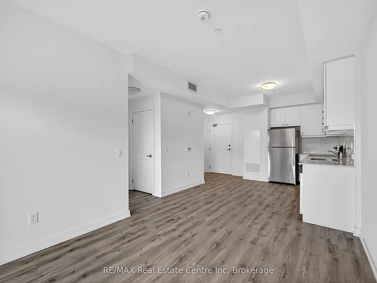 251 Northfield Dr E — Photo 13