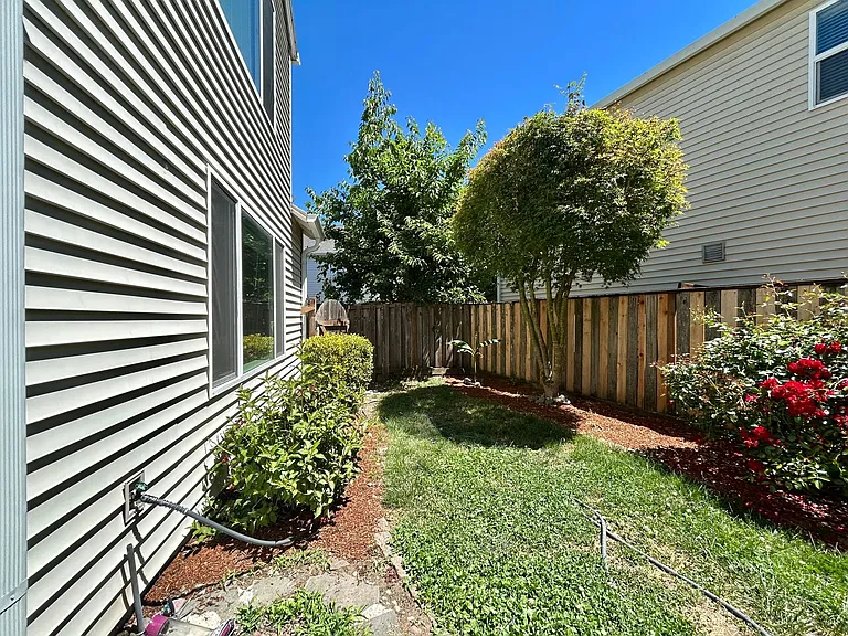 1218 NE Kinney St — Photo 14