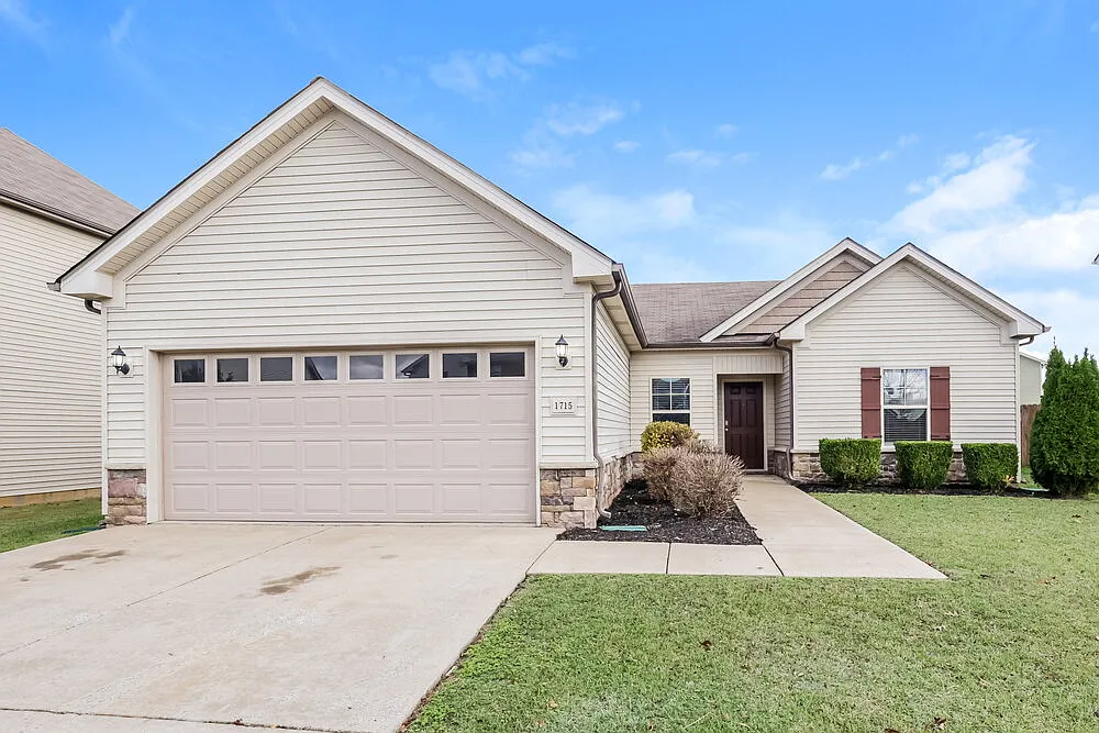 3 bed, 2.0 bath, 1288 sqft, $1,915 — Photo 1