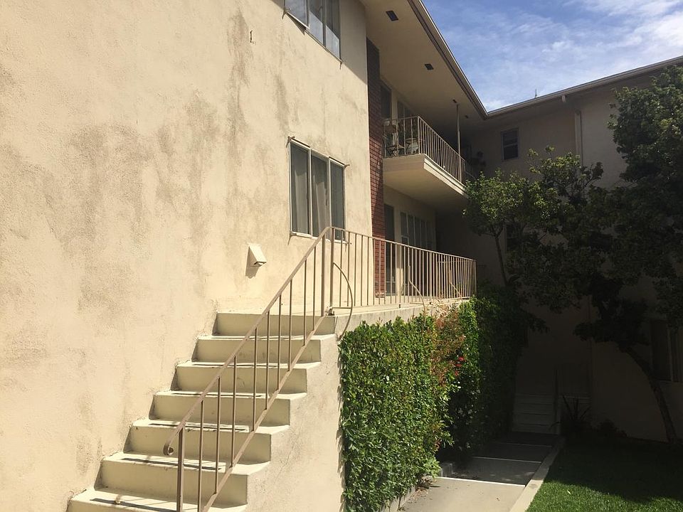 Walkway to unit