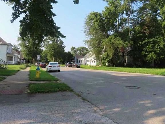 Exterior Neighborhood (street photo)