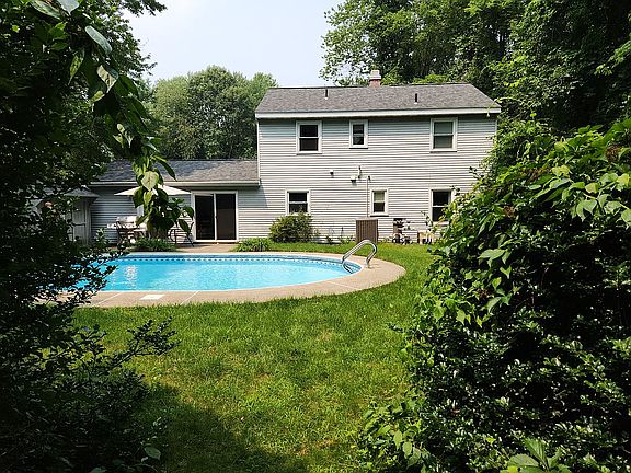 3rd image of 9 Huntwood Dr