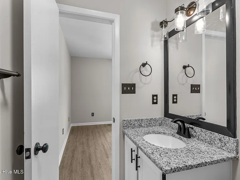 L48 Port West Ct #4D — Photo 18