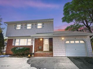 5 Woodmere Dr, Eatontown, NJ 07724