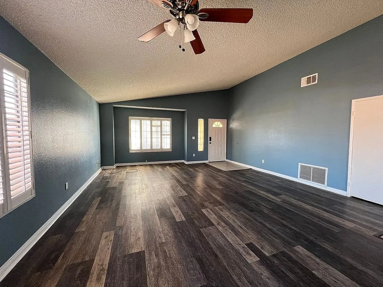 3 bed, 1716 sqft, $2,330 — Photo 3