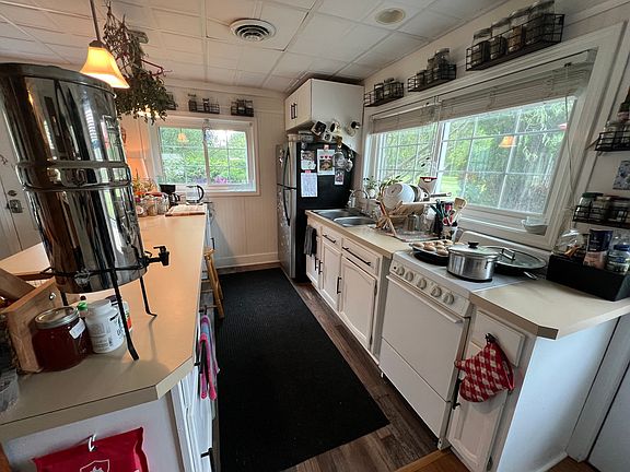Plenty of room for kitchen-ing!