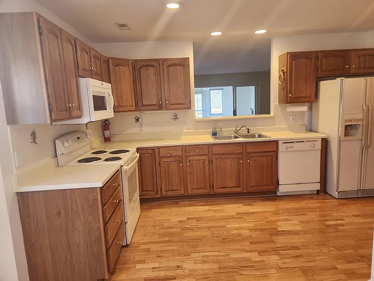 1105 Estate Dr — Photo 4