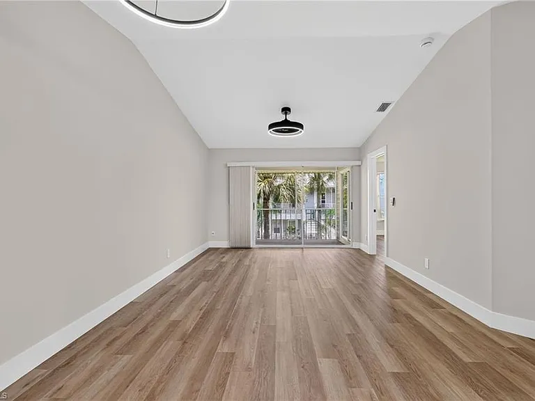1915 Courtyard Way #202 — Photo 32