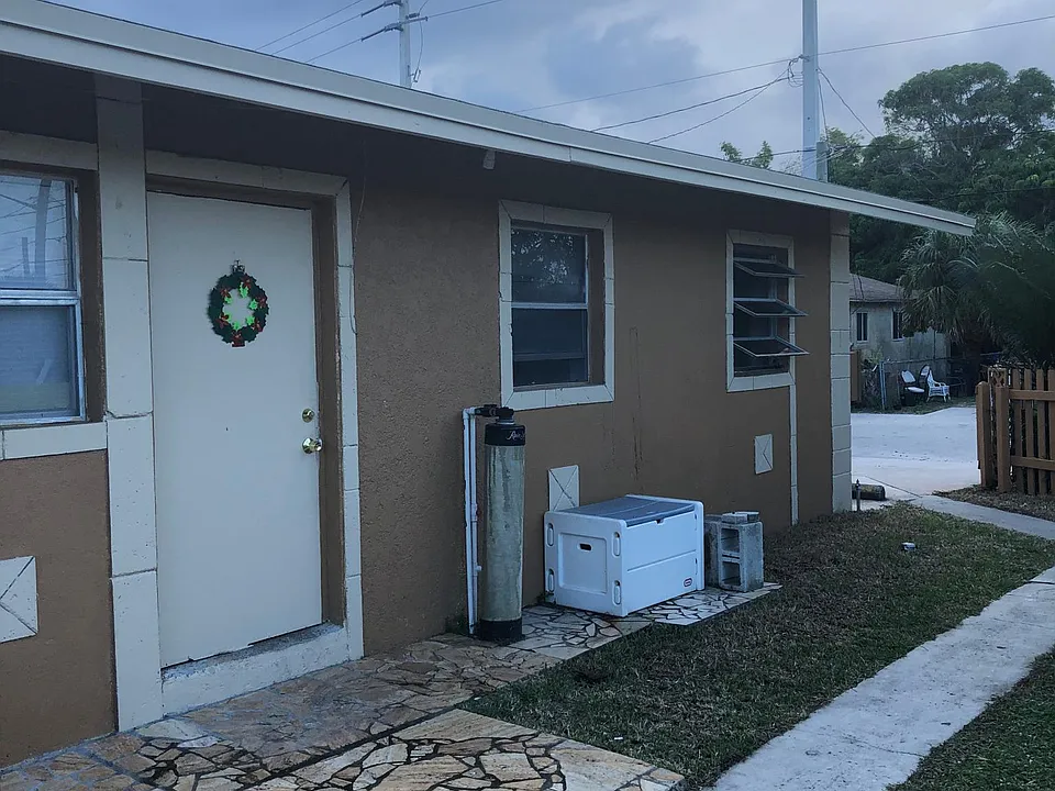 817 SE Tarpon Ave