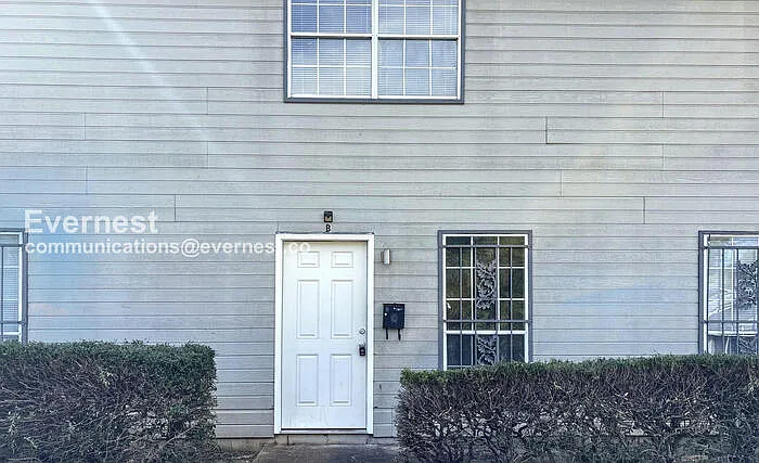 2 bed, 1.5 bath, 816 sqft, $795 — Photo 2