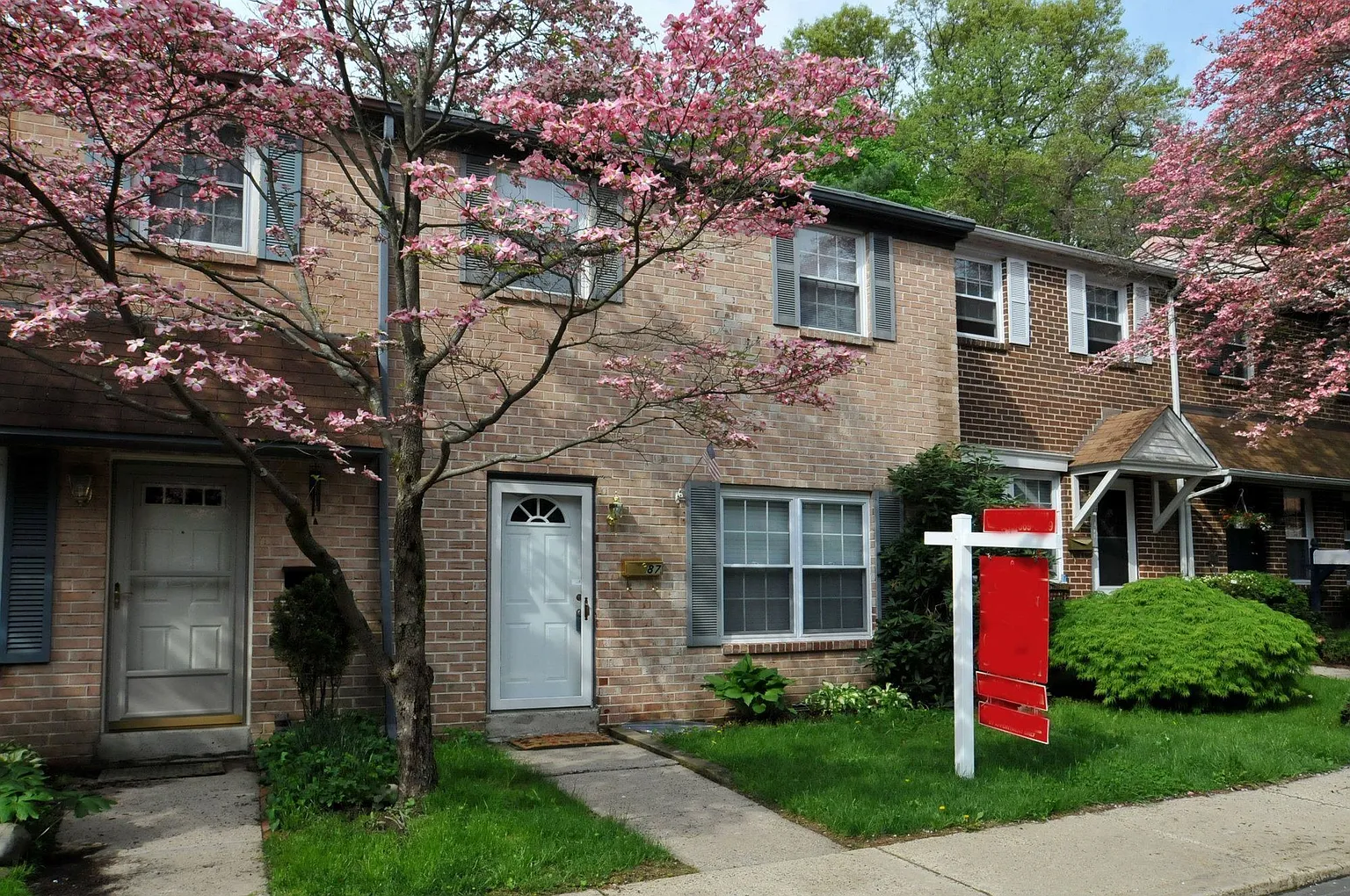 87 Constitution Ave photo 1