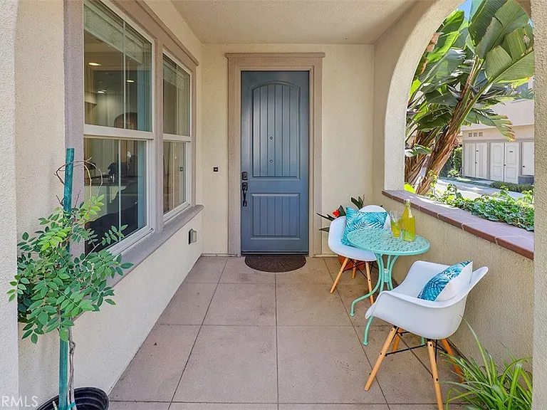 553 S Kroeger St — Photo 3
