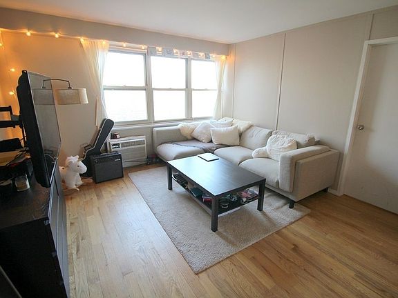 3rd image of 310 Greenwich St APT 32A