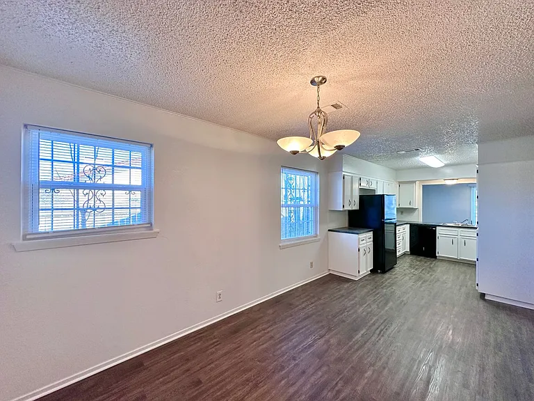 1501 Farhills Dr — Photo 7