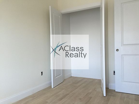 3rd image of 3147 Steinway St #3F