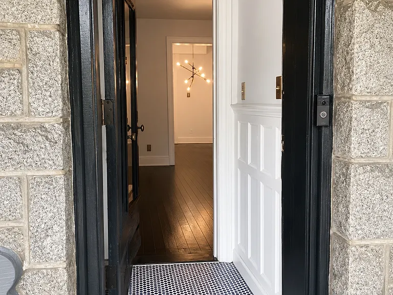 4921 Pulaski Ave — Photo 4
