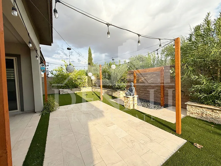1447 E Flower St — Photo 33