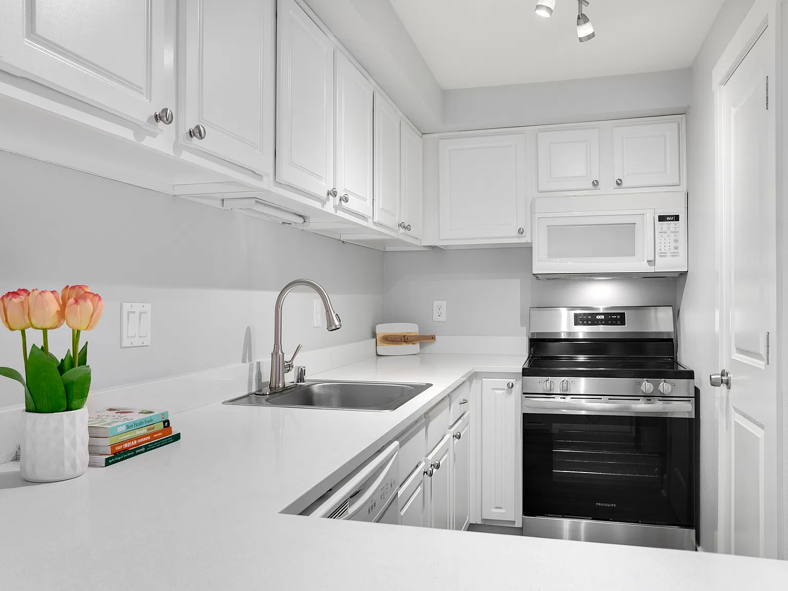 2 bed, 1.5 bath, 922 sqft, $2,200 — Photo 4