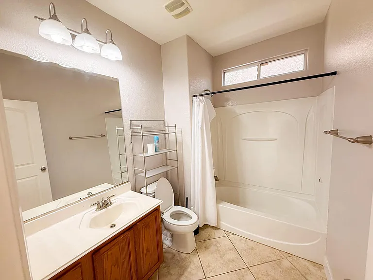 Guest Bathroom (1st floor)