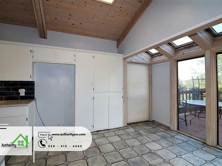 875 Lakeview Dr — Photo 13