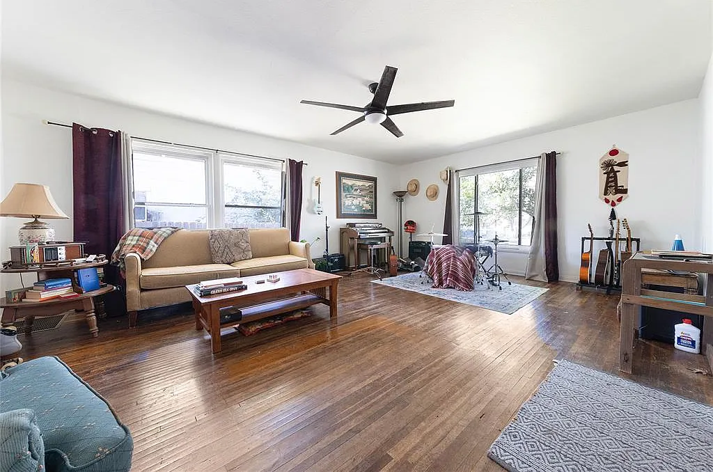 3 bed, 1322 sqft, $2,000 — Photo 3