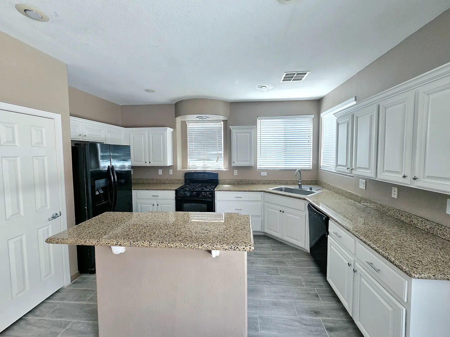 4 bed, 2.5 bath, 2405 sqft, $2,500 — Photo 4